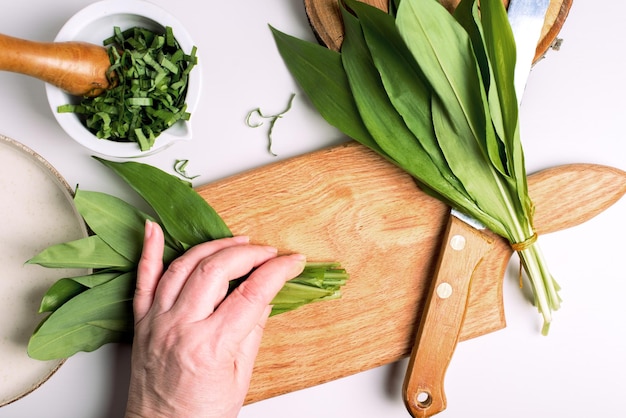 Ail sauvage Ail sauvage sur une planche de bois sur une table grise