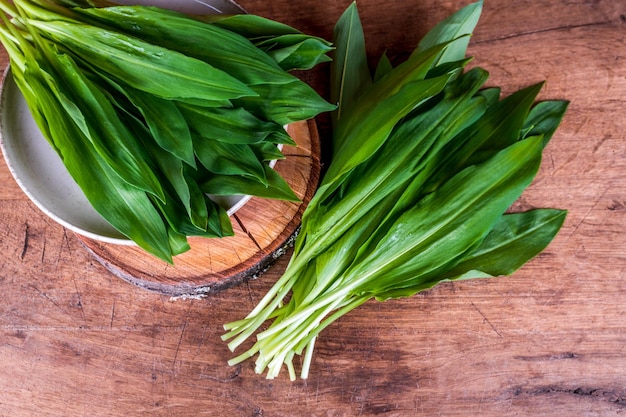 Ail sauvage Ail sauvage sur une planche de bois sur une table