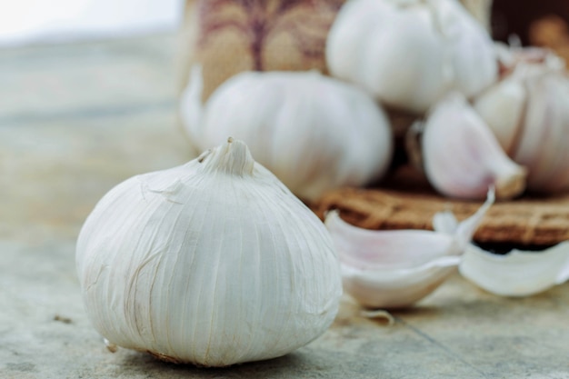 Ail séché sur du ciment et un sac.