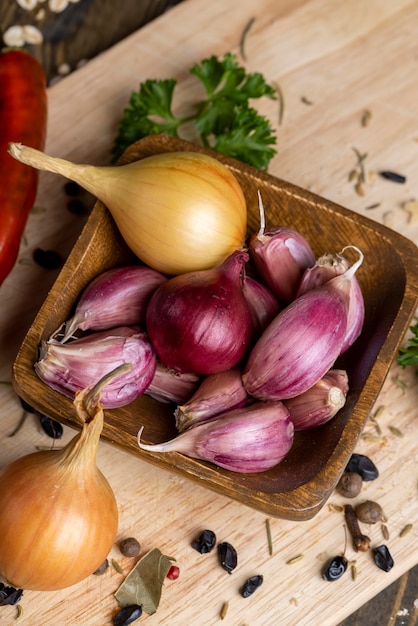 Ail sur la table de la cuisine pendant la cuisson