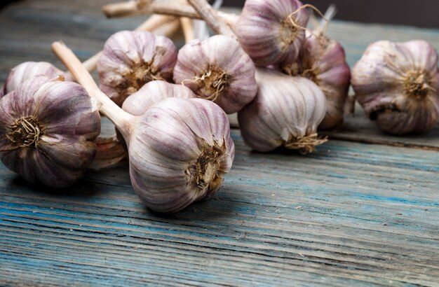 Ail violet sur un fond en bois