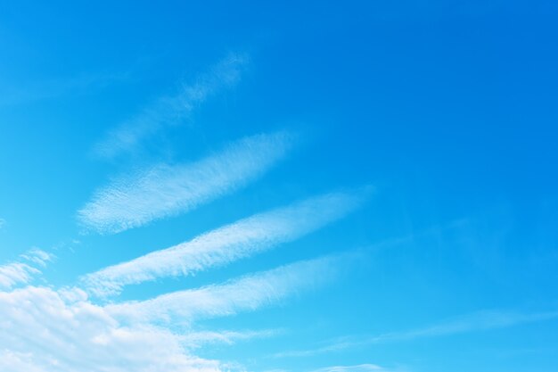 Aile d'ange - Ciel bleu avec des nuages blancs phénoménaux. Arrière-plan avec un espace pour votre propre trxt