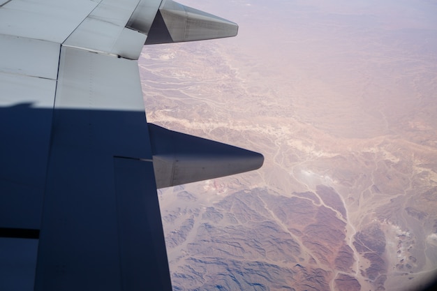 Aile d'avion en l'air contre un ciel bleu