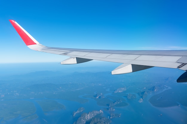 Aile d&#39;un avion sur le ciel bleu du matin