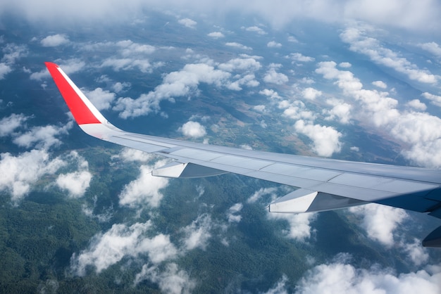 Aile d&#39;un avion sur le ciel bleu du matin