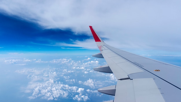 Aile d&#39;avion sur le ciel bleu et les nuages, peut être utilisé pour le transport aérien pour voyager