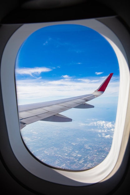 Aile de l'avion sur ciel bleu avec vue depuis la fenêtre