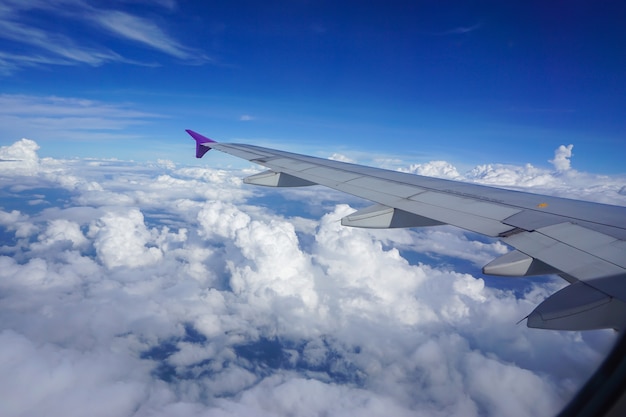 Aile d&#39;avion contre bluesky de ses fenêtres