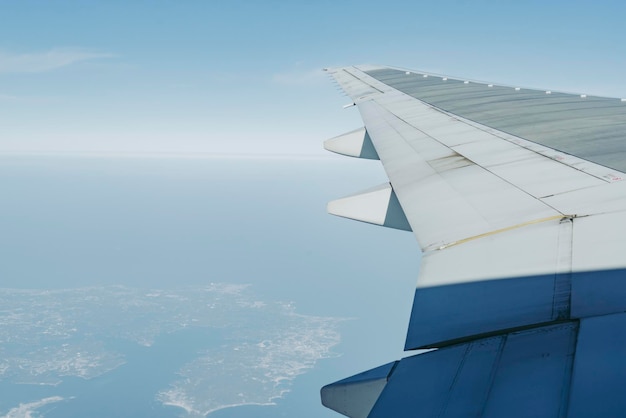 Aile d'avion contre le ciel