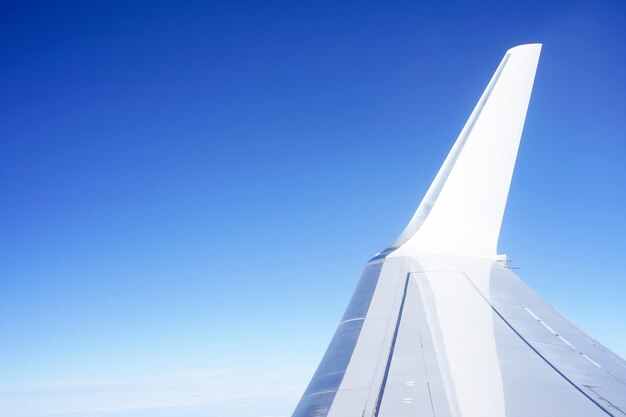 Aile d'un avion dans le ciel