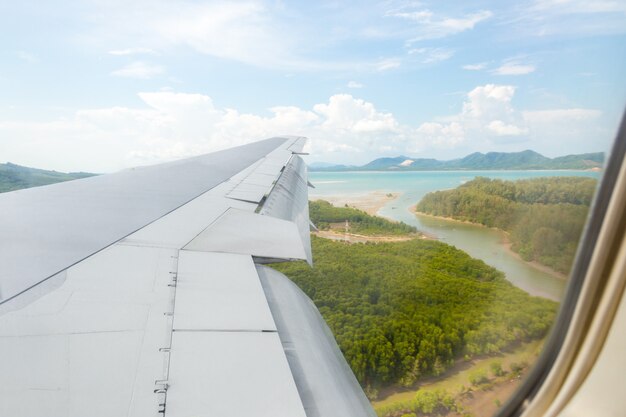 Aile d'avion depuis fenêtre