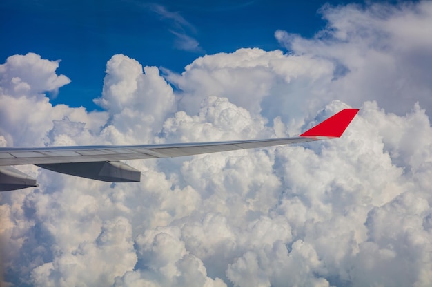 Aile d'avion avec fond de ciel