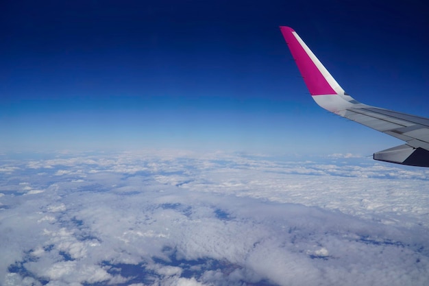 Aile d'avion et nuages en vol