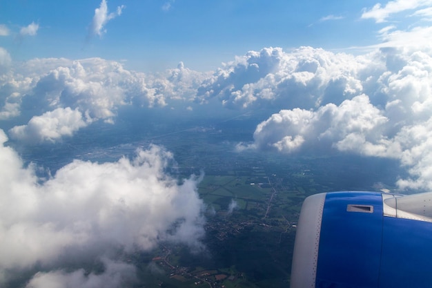 Aile d'avion survolant des nuages blancs