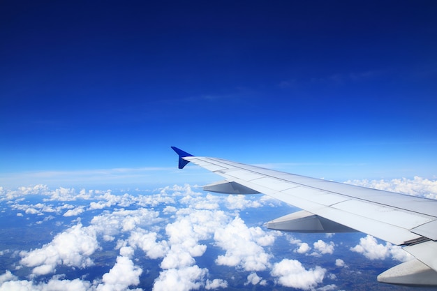 Aile d&#39;avion Voir les nuages dans le ciel sombre.