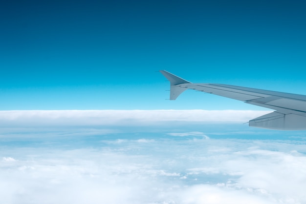 Aile d&#39;avion volant au-dessus des nuages dans le ciel