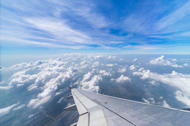 Aile D'avion Volant Au-dessus Des Nuages ​​dans Le Fond De Ciel Bleu à Travers La Fenêtre.