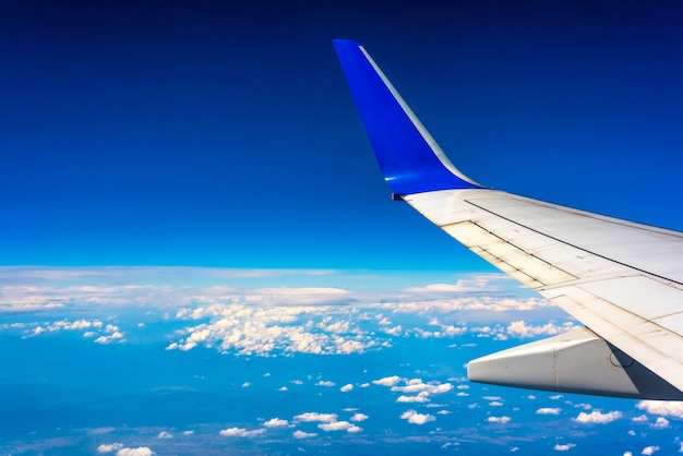 Photo aile d'avion volant au-dessus des nuages