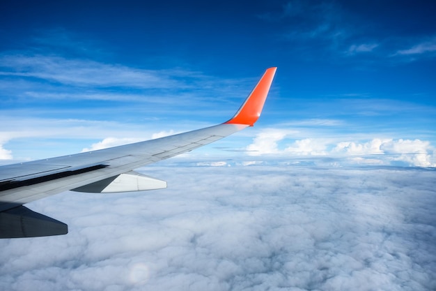 Aile d'avion volant dans le ciel