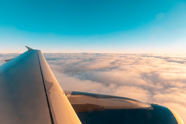 Aile d'avion vue sur les nuages depuis la fenêtre