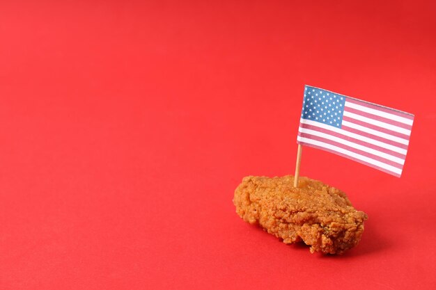 Aile frite avec drapeau américain sur fond rouge