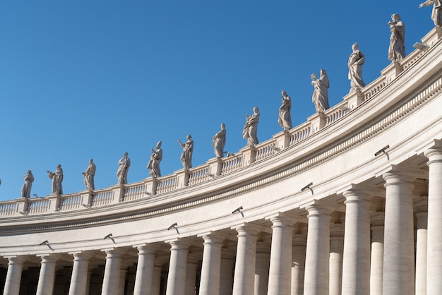 Aile gauche de la colonnade et des statues de Saint-Pierre au Vatican