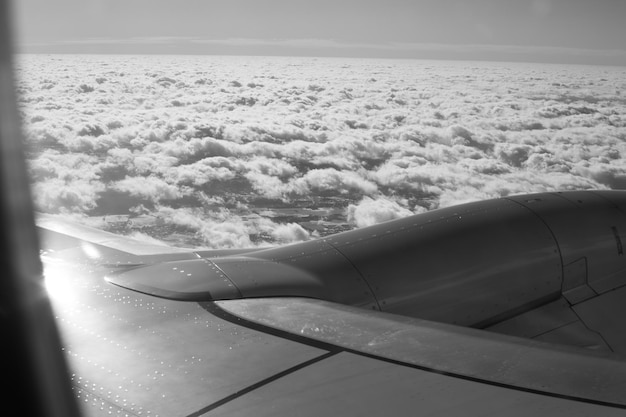 Photo aile métallique d'un avion de ligne dans l'air