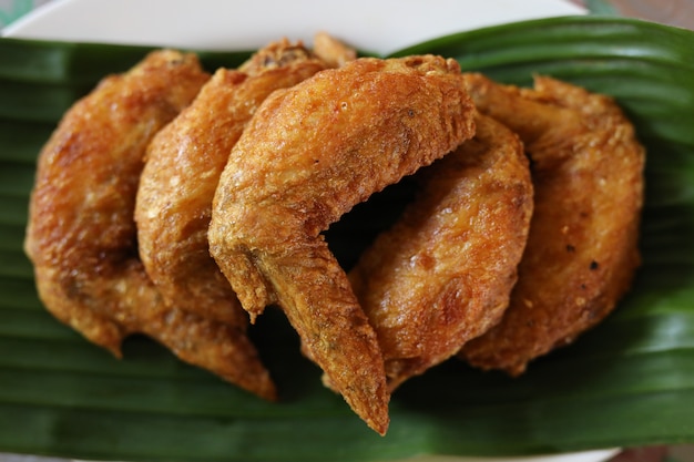 aile de poulet frit dans un style thaï