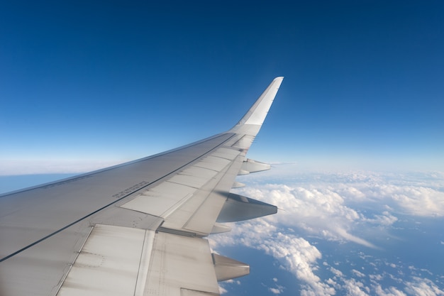 Ailes d'avion en volant dans le ciel