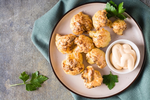 Ailes de barbecue de chou-fleur et sauce sur une assiette sur la table Nourriture végétarienne Vue de dessus Gros plan