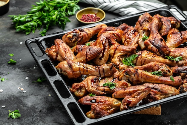 Ailes et cuisses de poulet avec sauce