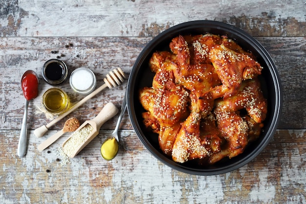 Ailes de poulet au four dans une poêle. Keto Paleo. Régime Pegan.