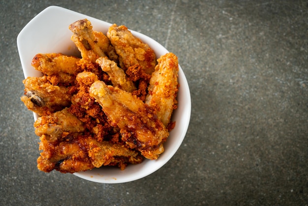 Ailes de poulet barbecue frites dans un bol blanc