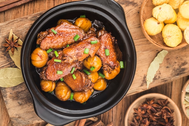 Ailes de poulet braisées aux marrons