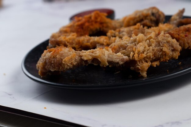 Ailes de poulet croustillantes avec sauce tomate et trempette mayo isolées sur une planche à découper vue latérale de la restauration rapide