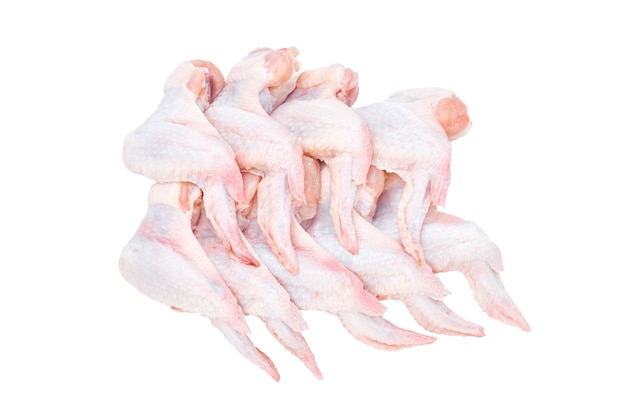 Ailes de poulet cru frais sur fond blanc