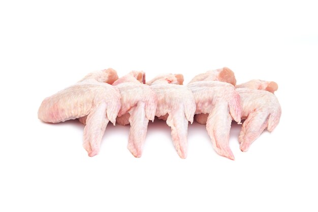 Ailes de poulet cru frais sur fond blanc