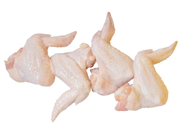 Ailes de poulet cru isolé sur fond blanc avec un tracé de détourage