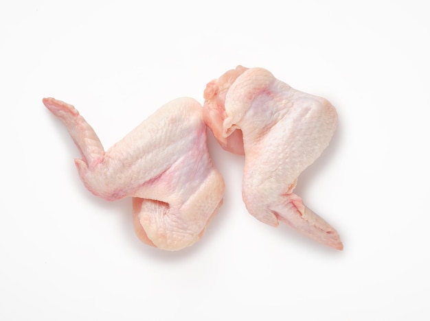 Ailes de poulet cru isolé sur fond blanc