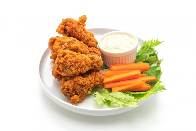 ailes de poulet épicées frites avec légumes