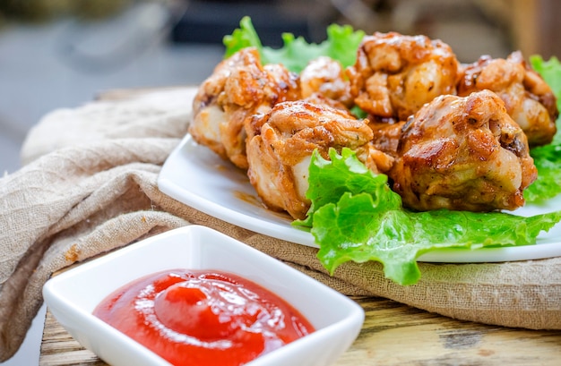 Ailes de poulet frit sur une assiette et sauce