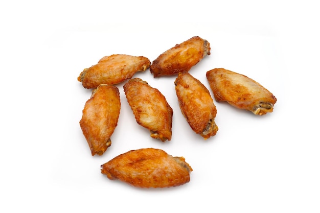 Ailes de poulet frit sur fond blanc