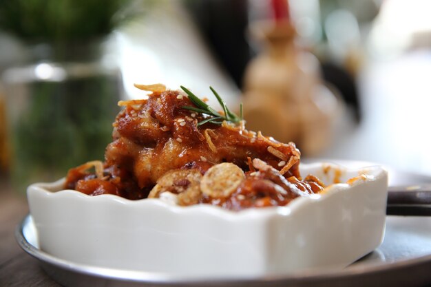 Ailes de poulet frit sur fond de bois