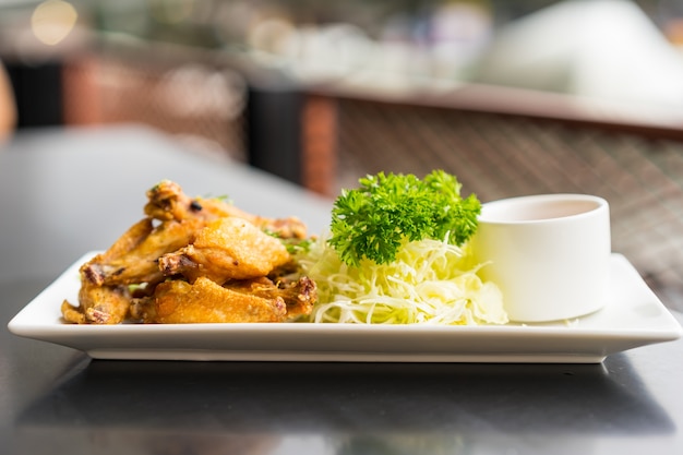 Ailes de poulet frit avec trempettes et légumes