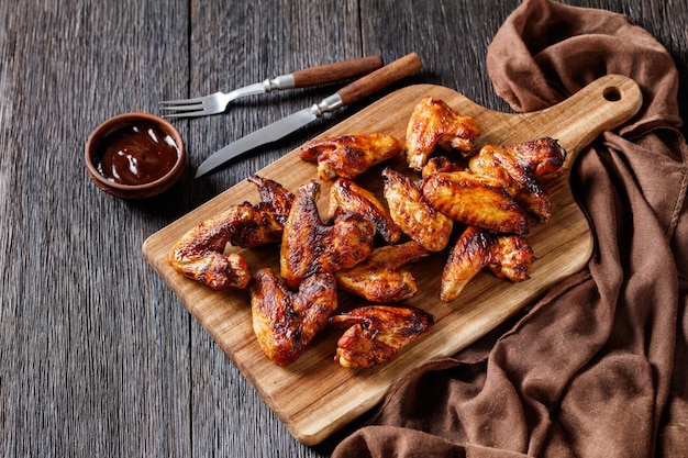 Ailes de poulet frites croustillantes sur une planche de bois