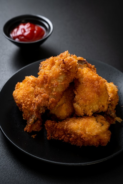 ailes de poulet frites avec du ketchup