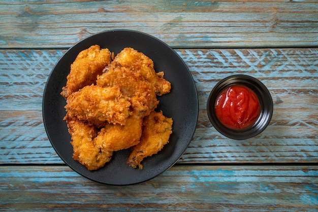 ailes de poulet frites avec du ketchup