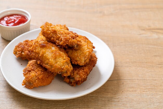 ailes de poulet frites avec du ketchup