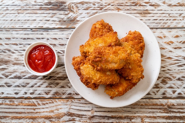 ailes de poulet frites avec du ketchup