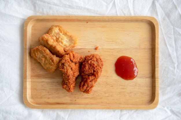 Ailes de poulet frites et pépites de poulet à la sauce tomate